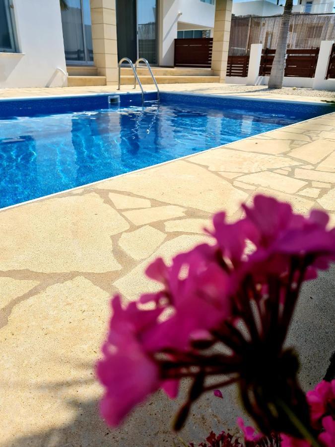 Modern villa, 4 bedrooms, private pool, close to Coral bay strip Peyia Esterno foto