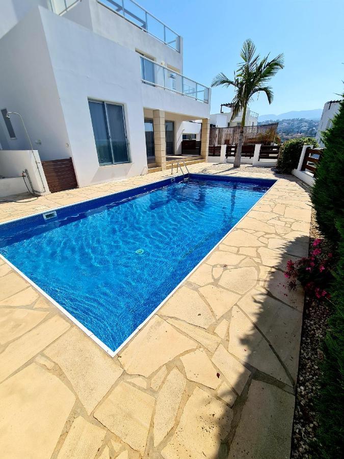 Modern villa, 4 bedrooms, private pool, close to Coral bay strip Peyia Esterno foto
